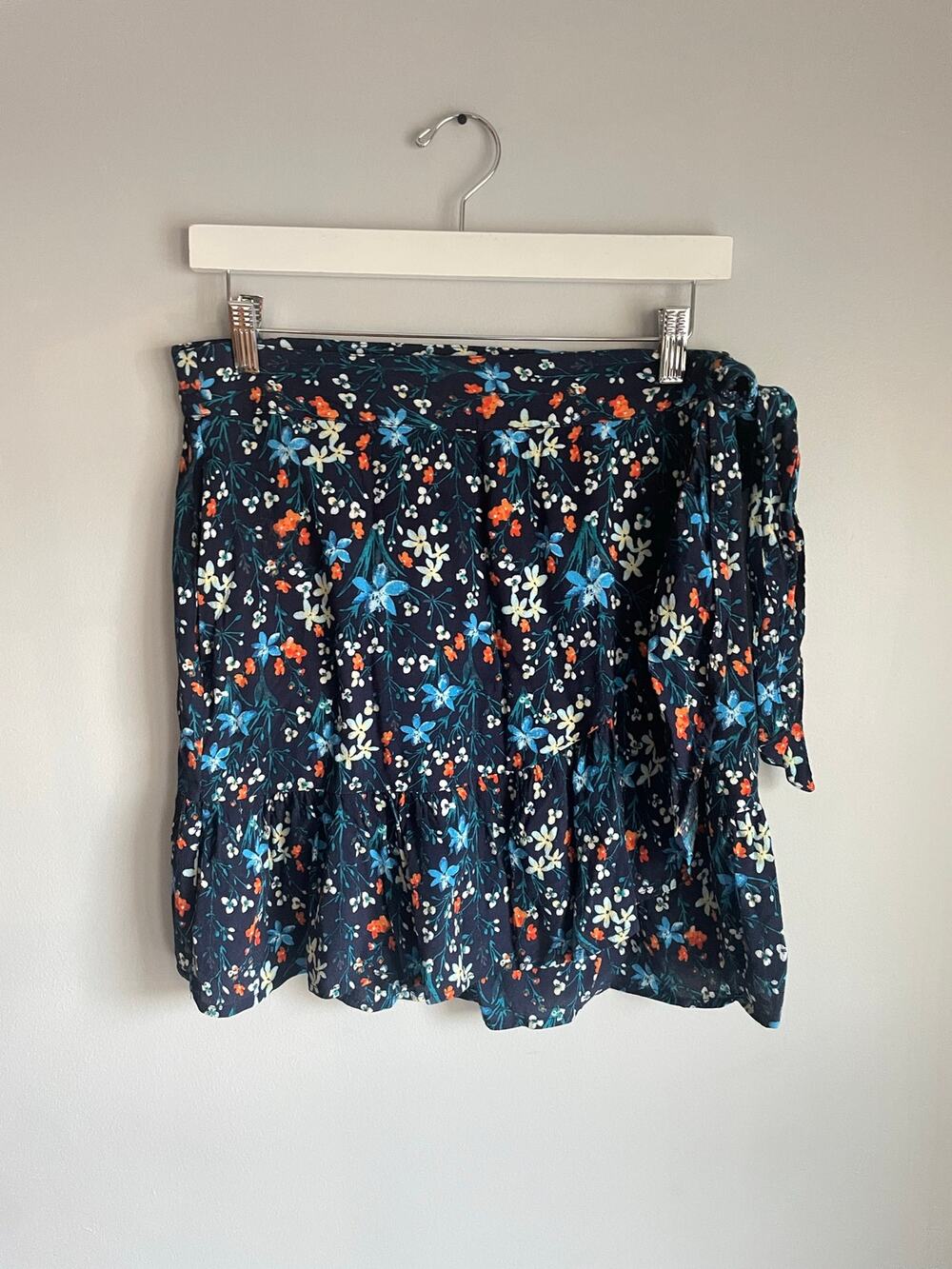 GAP Moody Floral Cottagecore Ruffle tie Wrap Skirt M Petite Y2K Rayon Dainty